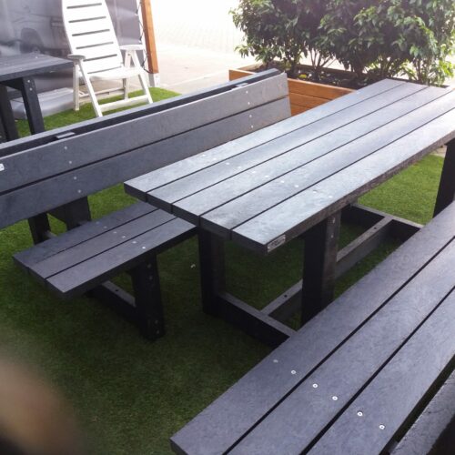 Kunststof Picknicktafel London 37 Picknicksets model Londen zwart. Geen rot, geen onderhoud. Ideale picknicksets.